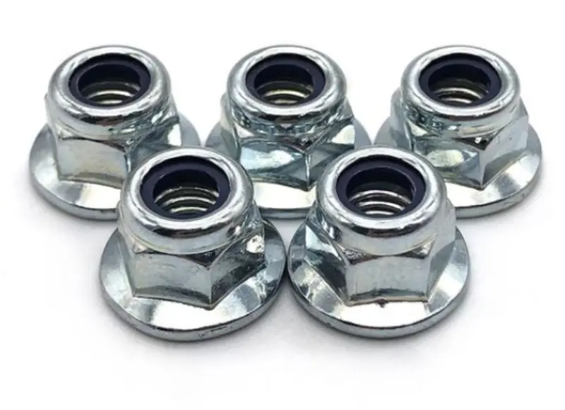 Piulița de blocare cu flanșă hexagonală DIN 6926, zimțată, placată cu zinc alb este fiabilă pentru condițiile de lucru cu vibrații?